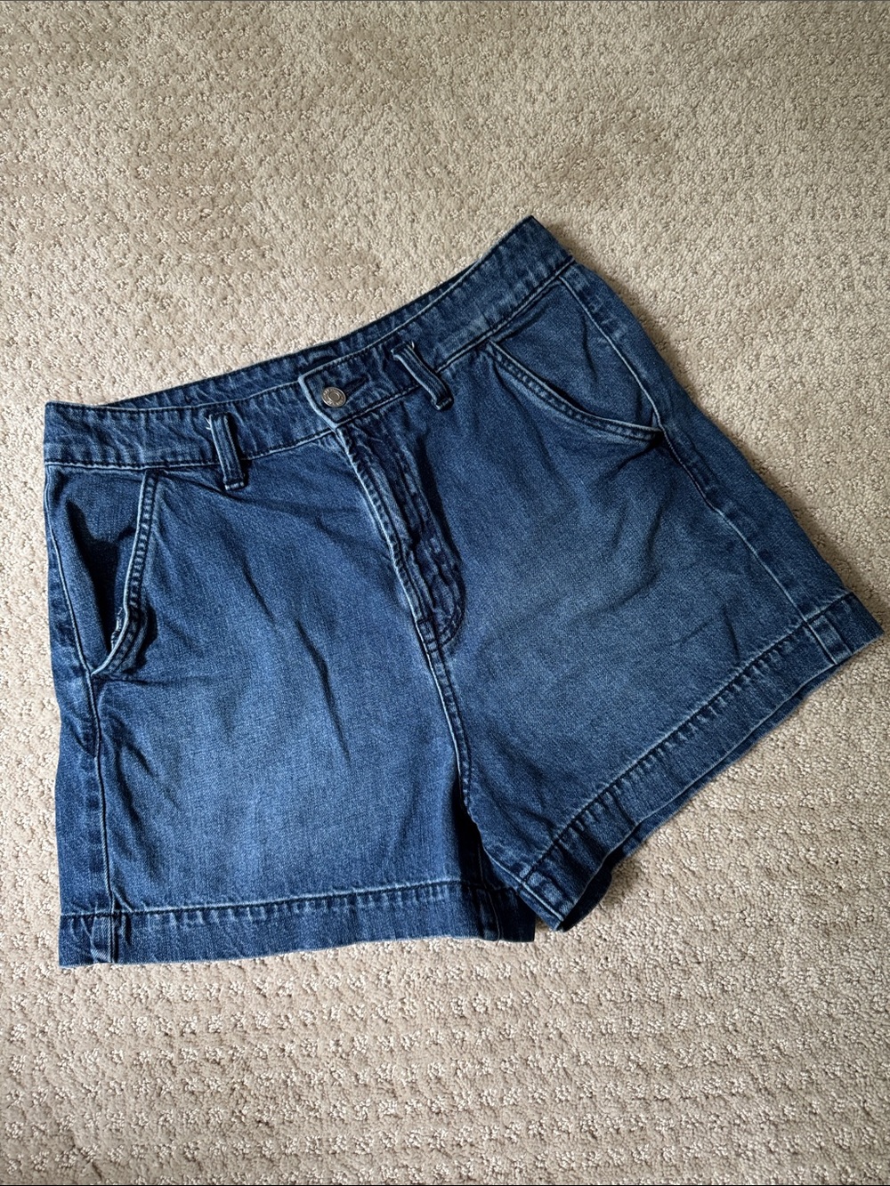 GAP Denim 3.5" Shorts in Medium Dark Blue Wash | Size 8/29